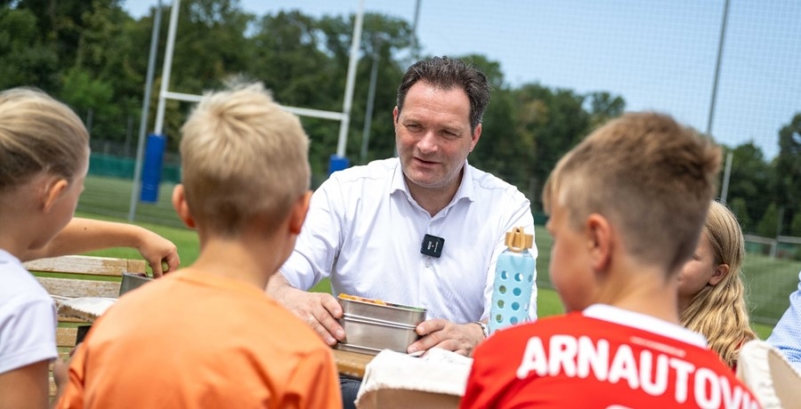 Totschnig am Sportplatz mit Kindern