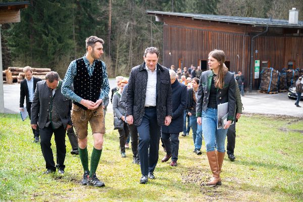 Herr Bundesminister Totschnig mit Schülern 